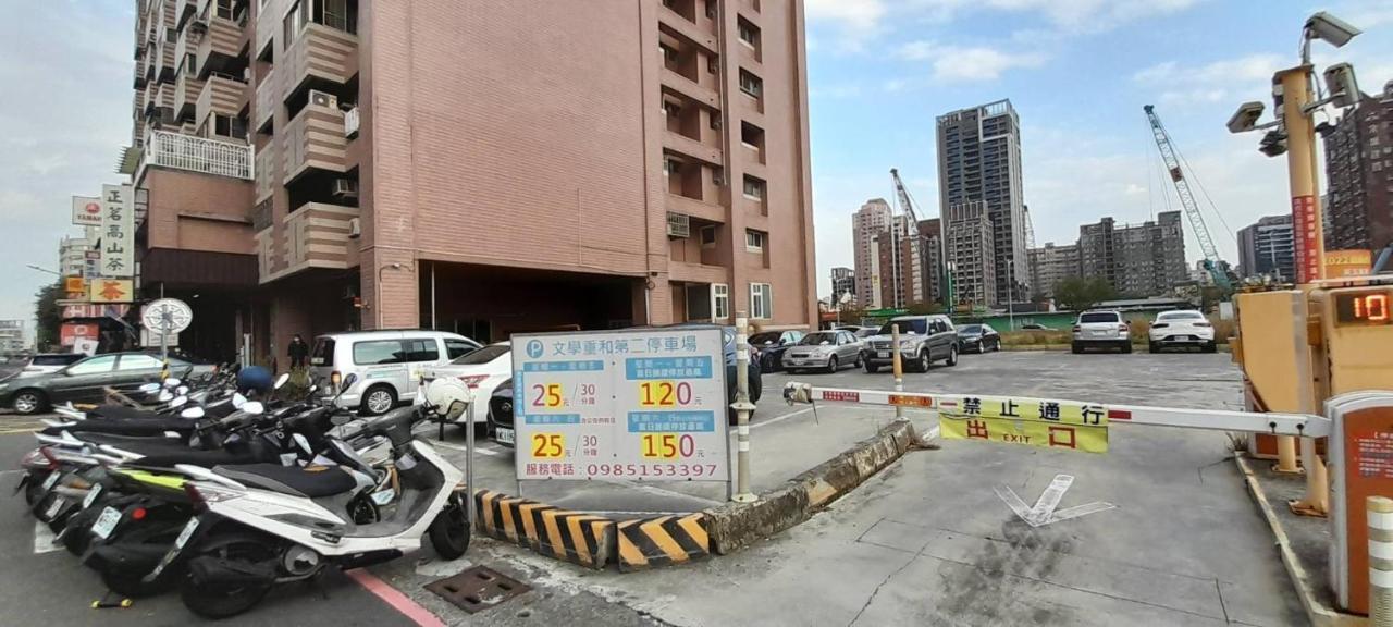 花的家 高鐵左營站前2號出口高鐵路步行3分鐘 最多6位可入住 3間卧房 月租長租 Kaohsiung Esterno foto